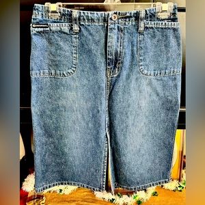 Straight/fitted knee length skirt